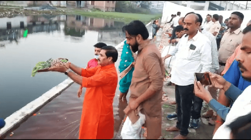 वहीं एक्टर पंकज त्रिपाठी ने भी अपने परिवार के साथ की पूजा अर्चना