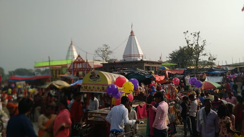 कार्तिक पूर्णिमा के अवसर पर श्रद्धालुओं ने लगाई डुबकी