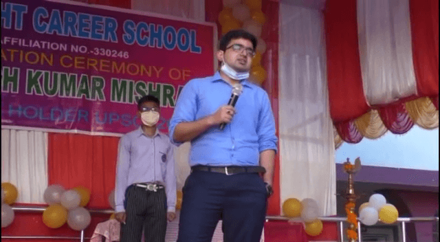 प्रिंसिपल और टीचर के साथ ही मेड के भी छूए पांव ,आशीष को UPSC की सिविल सेवा परीक्षा में मिला है 52 वां रैंक