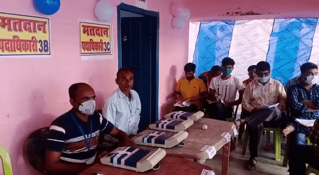 आदर्श मतदान केन्द्र पर वोटर के लिए कई सुविधायें