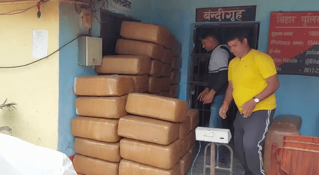 बांस की आड़ में हो रही थी तस्करी ..कटिहार पुलिस ने 8 किंवटल गांजा के साथ कंटेनर से 5 को किया गिरफ्तार