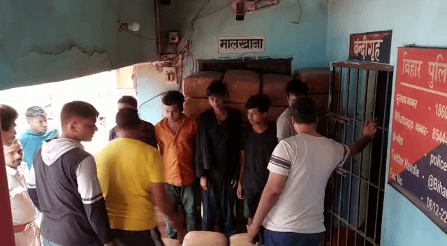बांस की आड़ में हो रही थी तस्करी ..कटिहार पुलिस ने 8 किंवटल गांजा के साथ कंटेनर से 5 को किया गिरफ्तार