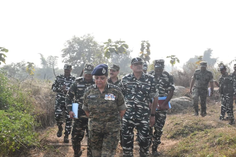 नक्सलियों के मांद में घुस CRPF की महिला IG ने की MEETING..