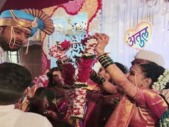 दो जुड़वां बहनों ने एक ही लड़के से रचाई शादी, रिंकी और पिंकी का वीडियो वायरल