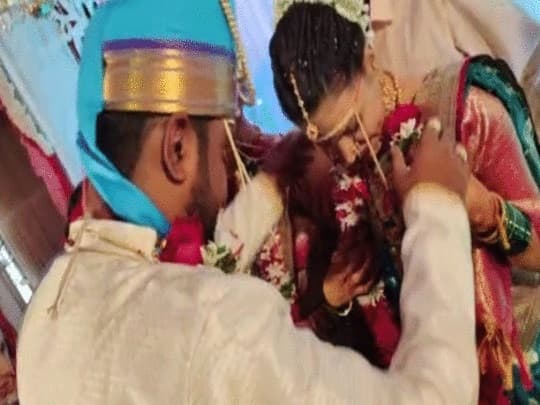 दो जुड़वां बहनों ने एक ही लड़के से रचाई शादी, रिंकी और पिंकी का वीडियो वायरल