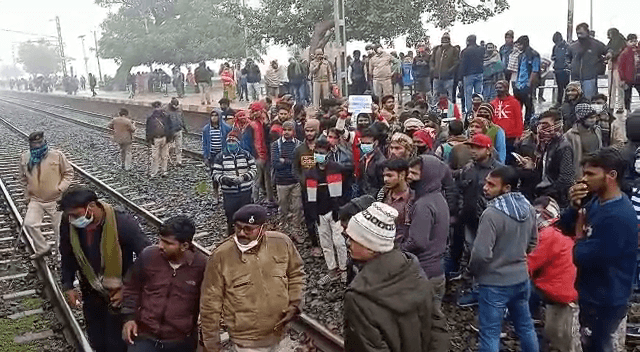 आरआरबी NTPC के रिजल्ट में गड़बड़ी का आरोप लगा छात्रों ने अब बिहारशरीफ में किया रेलवे ट्रैक जाम