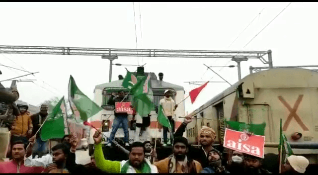 बिहार बंद को लेकर दरभंगा में आन्दोलनकारियों ने ट्रेन रोक कर किया प्रदर्शन