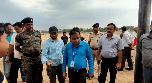 अवैध बालू खनन रोकने के लिए भोजपुर के DM-SP ने नदी में ही बैरिकेडिंग करवा दी..