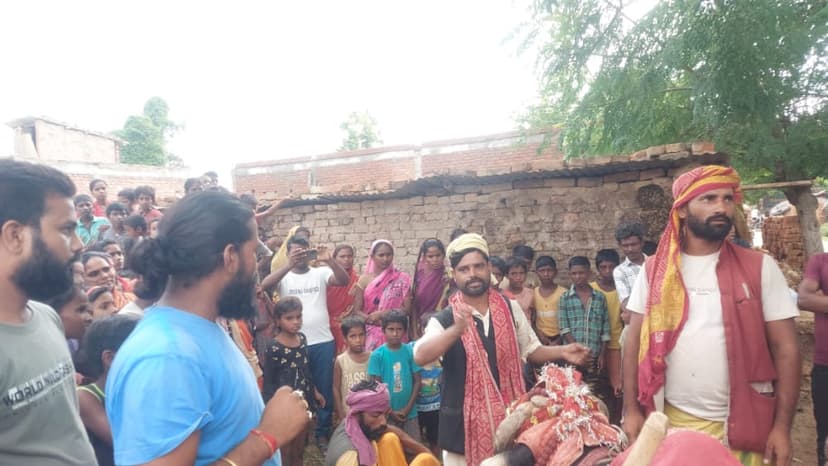 मुंगेर में बसहा बैल के साथ भिक्षाटन कर रहे थे तीन संदिग्ध..सूचना के बाद पुलिस ने पकड़ा..