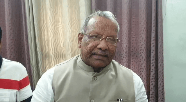 कटिहार में प्रधाानाध्यापिका की जगह उनके पतिदेव चलातें हैं स्कूल का प्रबंधन..कशिश न्यूज के कैमरे से भागते नजर आए जनाब