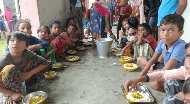 कटिहार में प्रधाानाध्यापिका की जगह उनके पतिदेव चलातें हैं स्कूल का प्रबंधन..कशिश न्यूज के कैमरे से भागते नजर आए जनाब