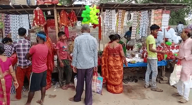 गंगास्नान के लिए के विभिन्न घाटों पर जुटी श्रद्धालुओं की भीड़...बचाव के लिए गोताखोर की टीम तैनात