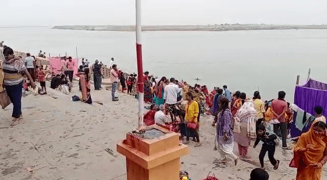 गंगास्नान के लिए के विभिन्न घाटों पर जुटी श्रद्धालुओं की भीड़...बचाव के लिए गोताखोर की टीम तैनात