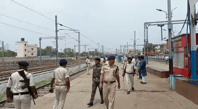 आक्रोशित छात्रों ने आरा रेलवे स्टेशन पर की तोड़-फोड़,पुलिस ने खदेड़ा