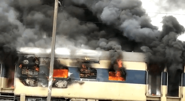 आरा के बिहिया में EMU को फूंका..वीडियो बना रहे मीडियाकर्मियों का मोबाइल छीन कर तोड़ा