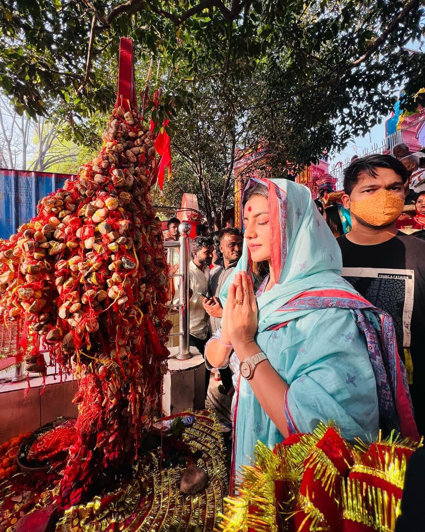 अक्षरा सिंह ने की पूजा अर्चना, तस्वीरें हुई वायरल