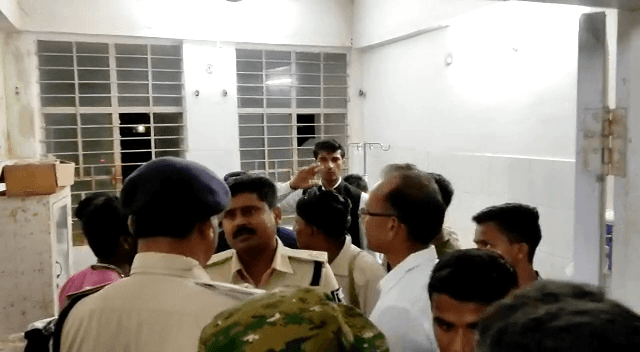 बारात के लिए निकले युवक की हत्या.. आक्रोशित भीड़ ने आरोपी के घर को किया स्वाहा