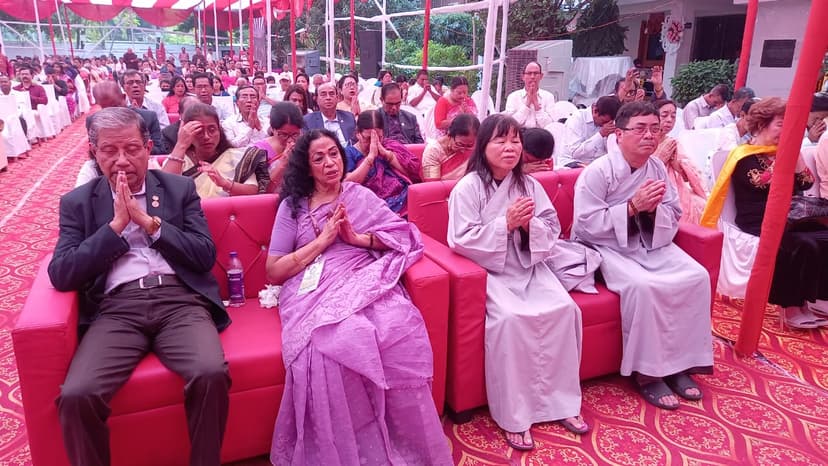 महाकठिन चीवरदान किया वितरण, निकली गई शोभायात्रा