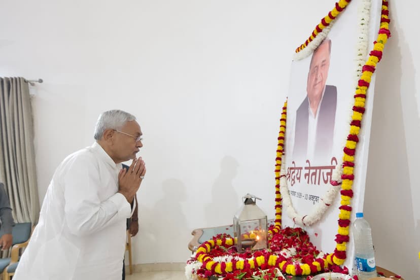 नेताजी को दी श्रद्धांजलि, अखिलेश यादव को बंधाया ढांढस