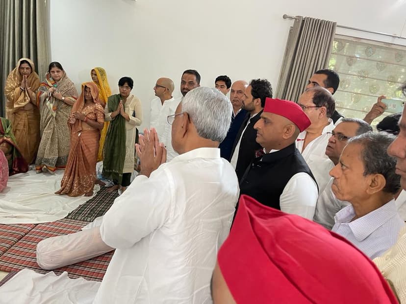 नेताजी को दी श्रद्धांजलि, अखिलेश यादव को बंधाया ढांढस