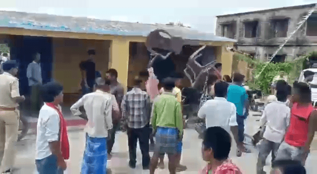 कटिहार में आक्रोशित परिजनों ने थाना पर हमला कर पुलिसकर्मियों के साथ की मारपीट..