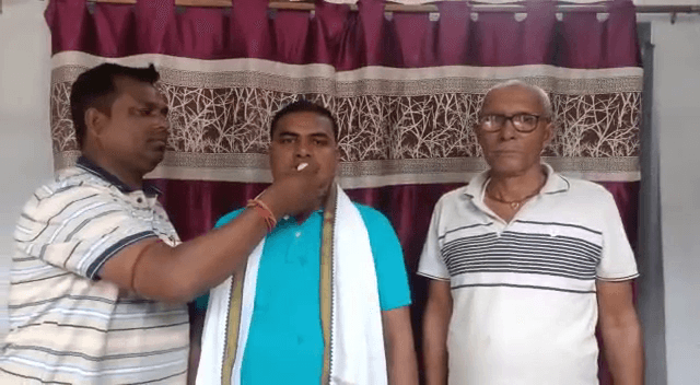 राकेश कुमार को शिक्षक की नौकरी मिलने के बाद पूरे गांव के लोगों ने मनाई खुशी..