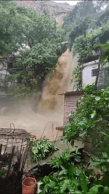 रोहतास में जलप्रपात का भयानक रूप देख जान बचाकर भागे पर्यटक और श्रद्धालु