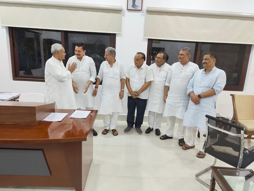 वृंदावन से लाए महायज्ञ का प्रसाद किया भेंट, अध्यक्ष ललन सिंह, अशोक चौधरी समेत पार्टी के कई वरिष्ठ नेता रहे मौजूद