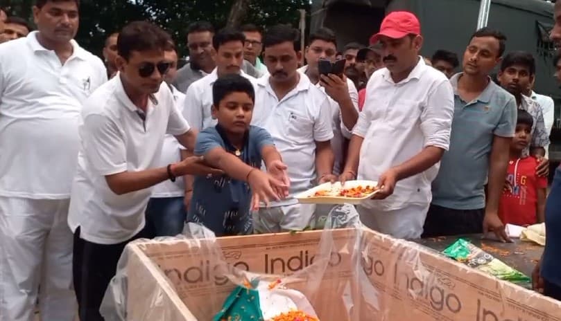 DM-SP ने दी श्रद्धांजलि, पुलिस कर्मियों में शोक