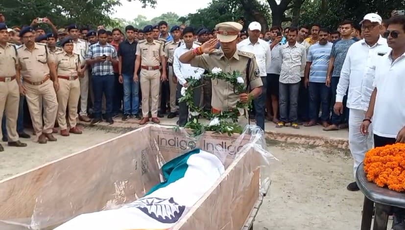 DM-SP ने दी श्रद्धांजलि, पुलिस कर्मियों में शोक