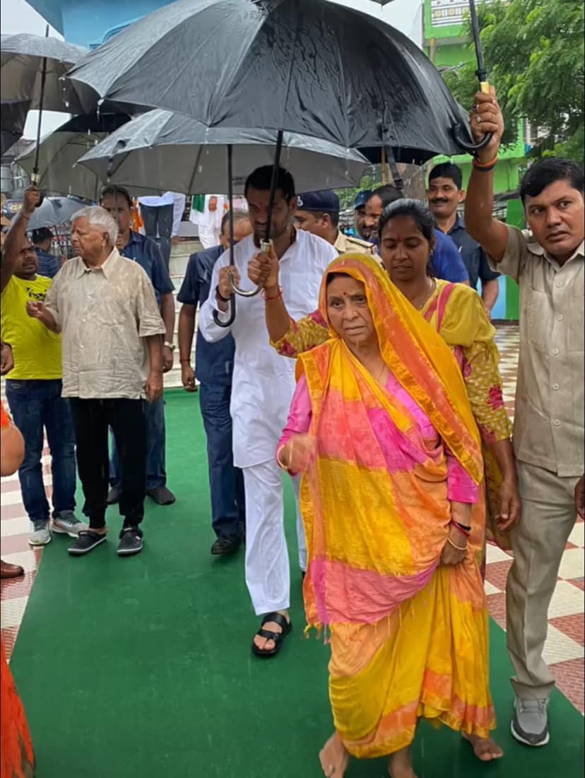 लालू-राबड़ी-तेजप्रताप ने मां थावे मंदिर में की पूजा-अर्चना..