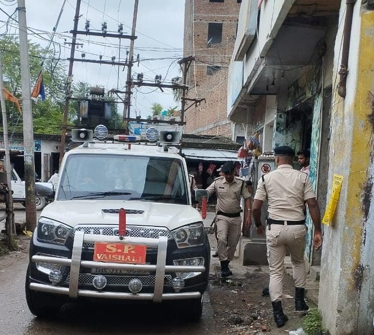 वैशाली में बैंक लूटेरों ने ग्राहक को मारी गोली,मौके पर जिले के SP..