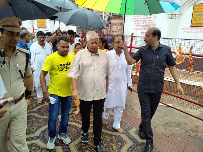 लालू-राबड़ी-तेजप्रताप ने मां थावे मंदिर में की पूजा-अर्चना..