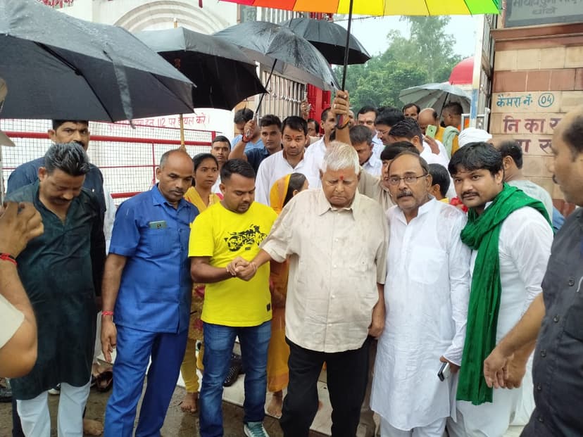 लालू-राबड़ी-तेजप्रताप ने मां थावे मंदिर में की पूजा-अर्चना..