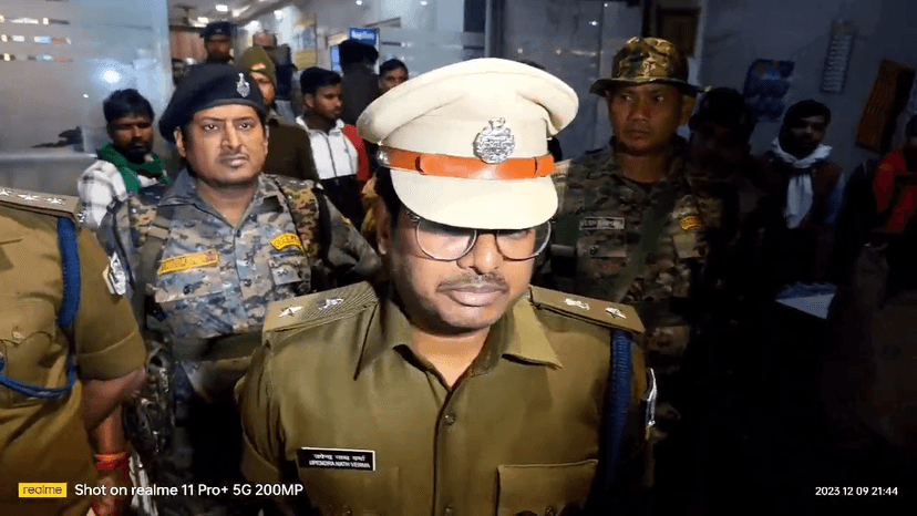 छापेमारी करने गयी पुलिस टीम पर हमला,जान बचाने के लिए हवाई फायरिंग..