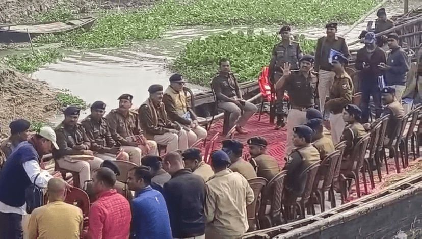 गंगा पार कर जब SP पहुंचे दियारा,तो लोगों के चेहरे पर आयी मु्स्कान..