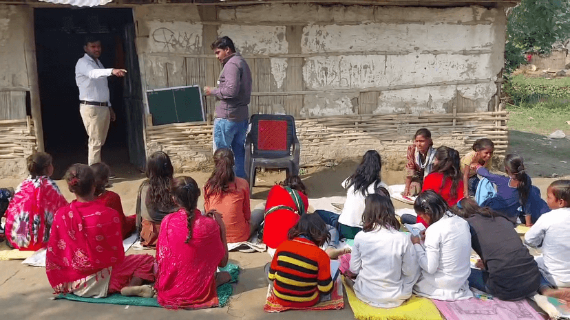 स्कूलों में आ गए BPSC शिक्षक,पर एक झोपड़ी में 5 क्लास ,मंदिर का दीवार बना ब्लैकबोर्ड