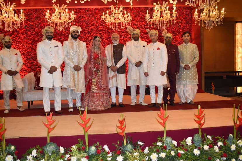 केन्द्रीय मंत्री पशुपतिनाथ पारस के भतीजे की शादी में शामिल हुए पीएम मोदी, वर-वधु को दिया आर्शीवाद