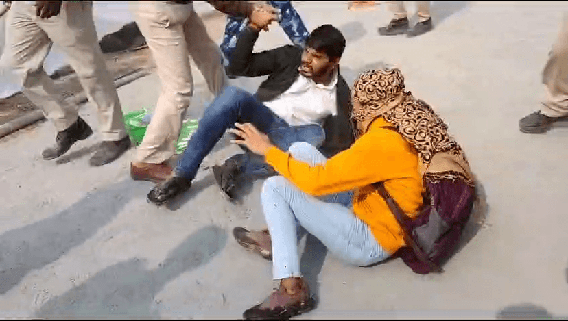 छात्र-छात्राओं पर पुलिस का लाठीचार्ज,कोई जमीन पर गिरा, तो कोई कीचड़ से भरे गड्ढ़े में