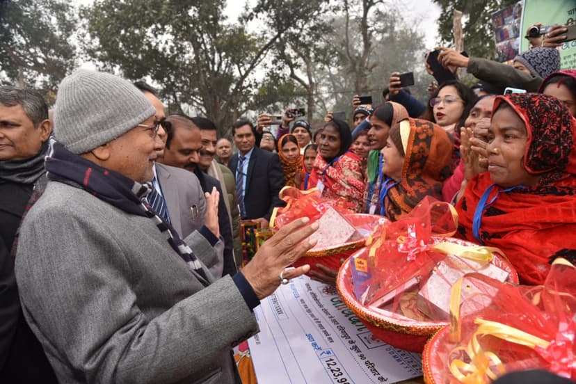 सारण में महिला एवं छात्राओं से नीतीश ने की मुलाकात.. तस्वीरों के जरिए जानिए यात्रा ..