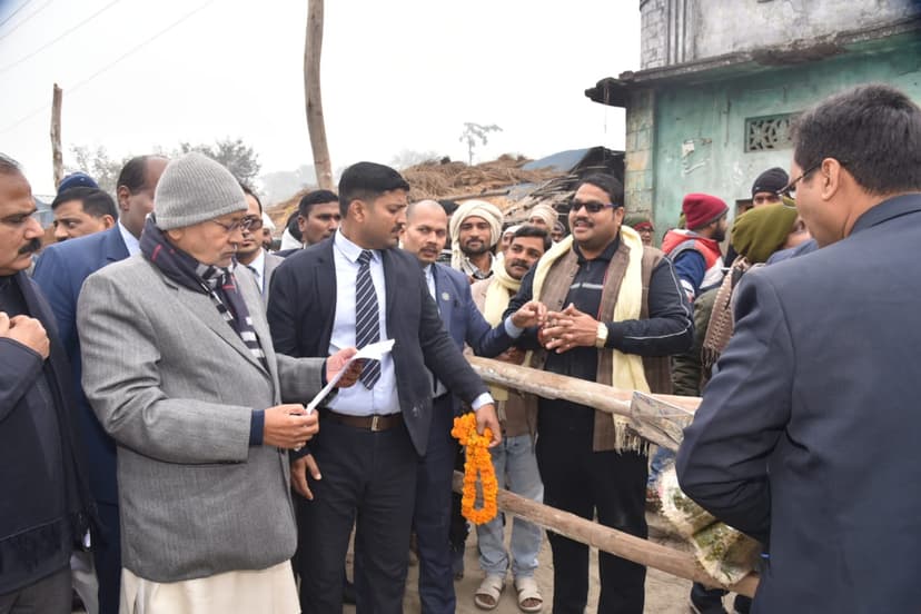 सारण में महिला एवं छात्राओं से नीतीश ने की मुलाकात.. तस्वीरों के जरिए जानिए यात्रा ..