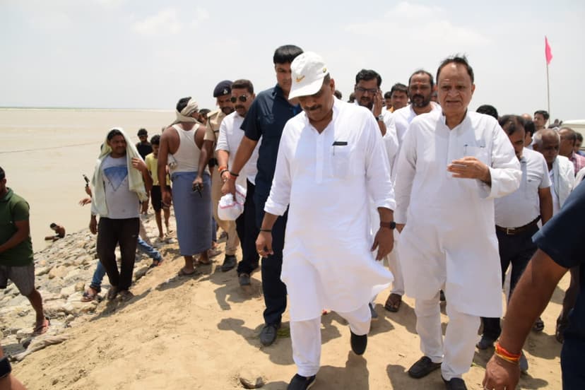 संजय झा ने कटावरोधी कार्य का किया निरीक्षण, अधिकारियों को दिया निर्देश