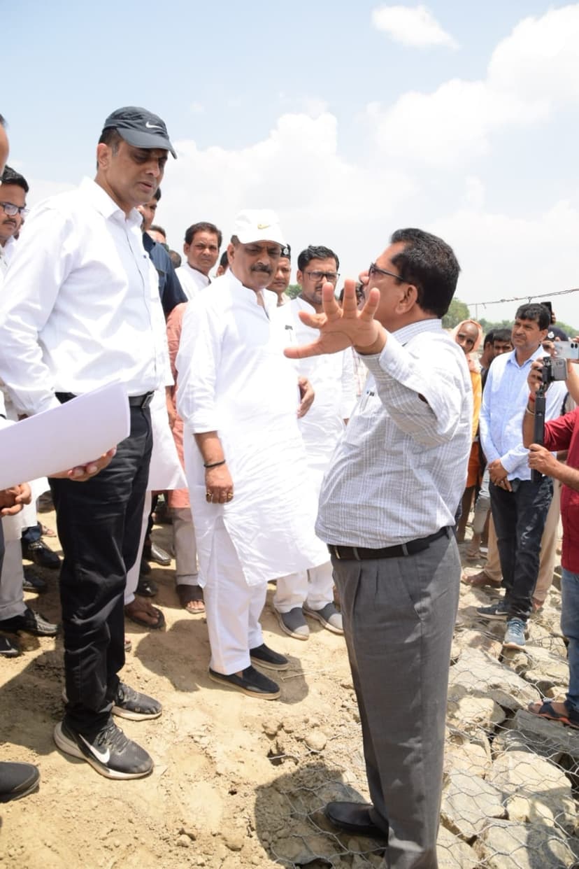 संजय झा ने कटावरोधी कार्य का किया निरीक्षण, अधिकारियों को दिया निर्देश