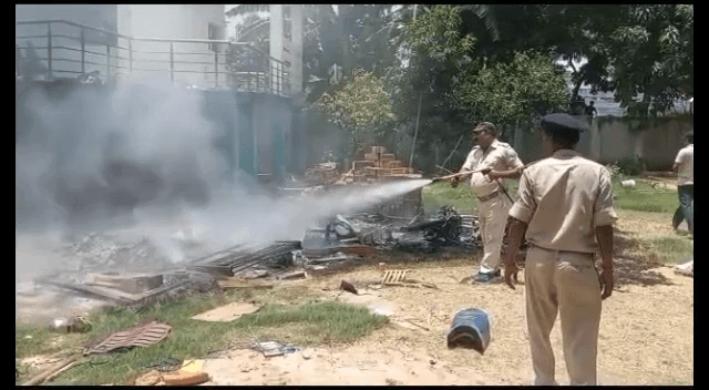 नाबालिग से रेप के बाद हत्या के आरोपी के घर में भीड़ ने की तोड़-फोड़,कई वाहनों को किया आगे के हवाले..