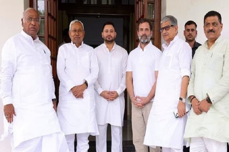 विपक्ष की गोलबंदी पर BJP का तंज, कहा : 10 बुझे दीये क्या बन जाएंगे पेट्रोमैक्स, मांझी-नीतीश के बीच सांप-नेवले का खेल