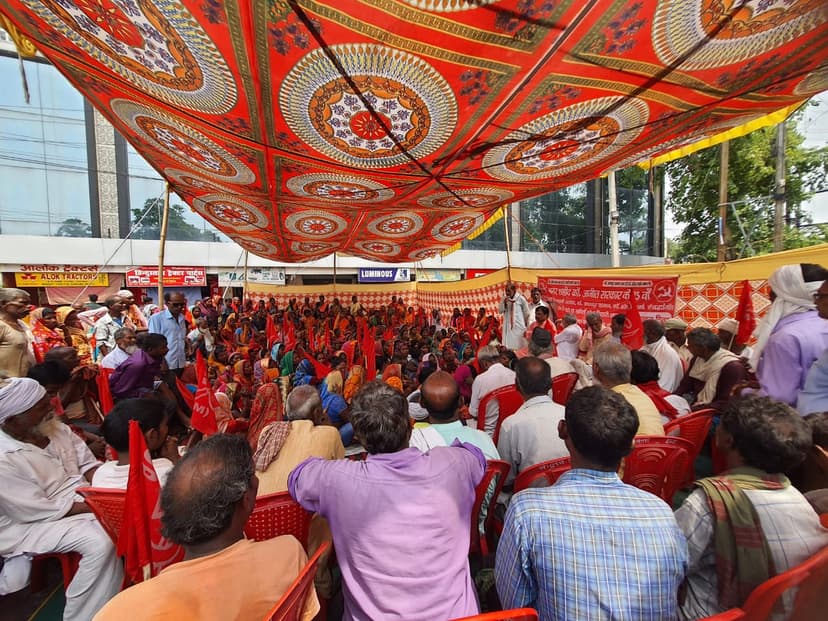25 वीं शहादत दिवस पर 'कामरेड अजीत सरकार अमर रहे' के लगे नारे..