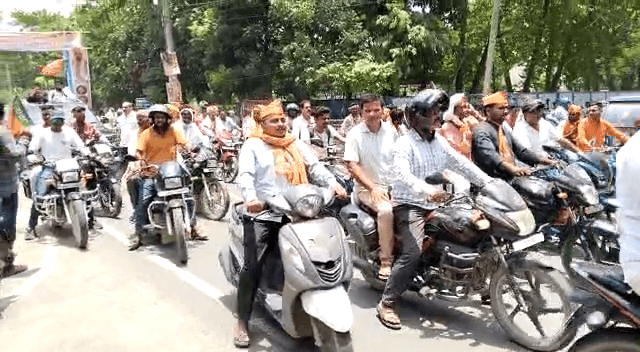 सम्राट चौधरी को कार्यकर्ताओं ने आम और लड्डू से तौल दिया.