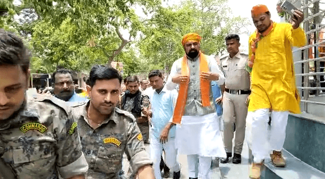 सम्राट चौधरी को कार्यकर्ताओं ने आम और लड्डू से तौल दिया.