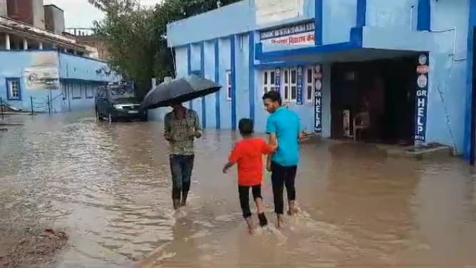 OPD से लेकर ब्लड बैंक तक पानी ही पानी, नाव चलाने की आई नौबत