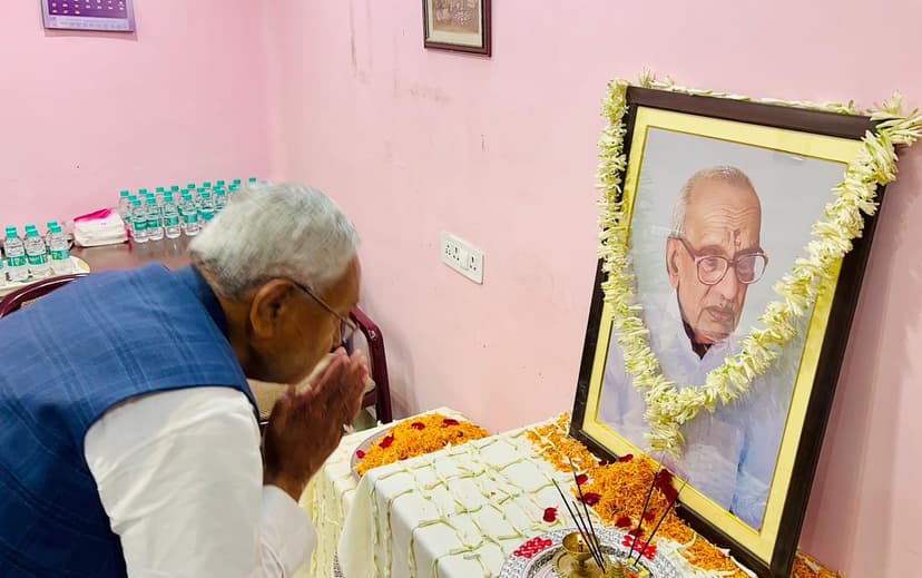 पूर्व डिप्टी CM तारकिशोर प्रसाद के पिता को दी श्रद्धांजलि, परिजनों से की मुलाकात
